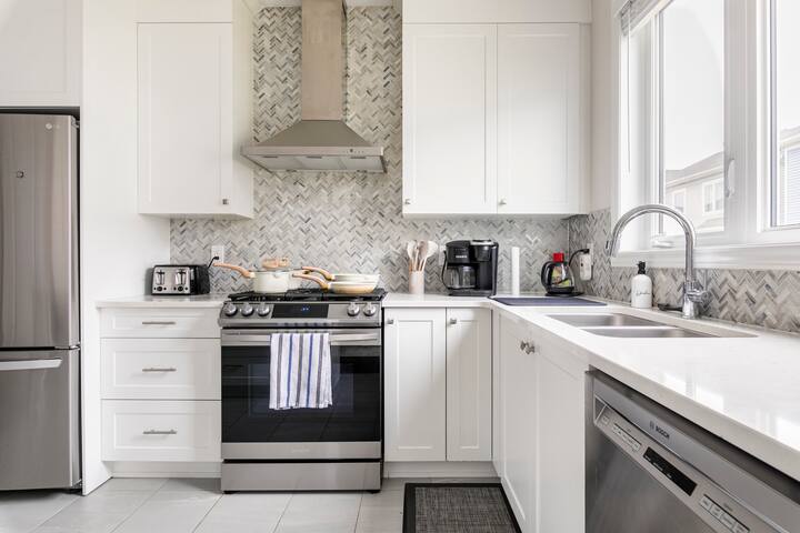 Single Family Home w/ KING Suite, Home Theatre/Gym gallery image 2