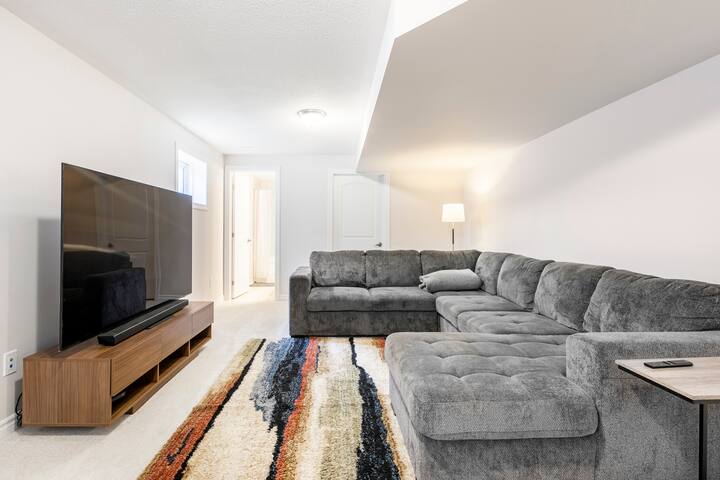 Single Family Home w/ KING Suite, Home Theatre/Gym gallery image 3