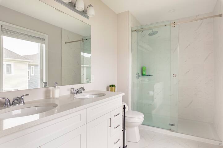 Single Family Home w/ KING Suite, Home Theatre/Gym gallery image 5