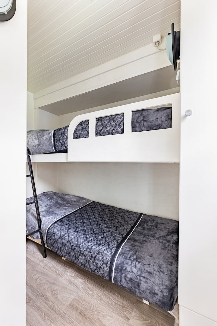 Vitanda 2 + kabati la nguo