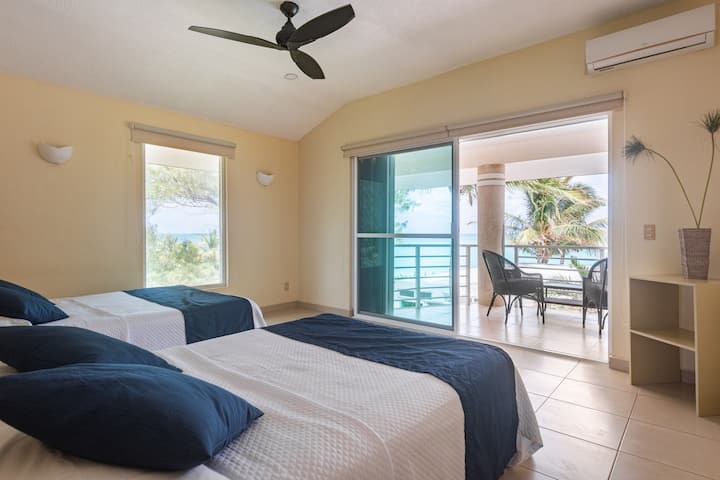 Uno de los 5 dormitorios con 2 camas dobles.  Los 7 dormitorios tienen baño privado, terraza privada y aire acondicionado.