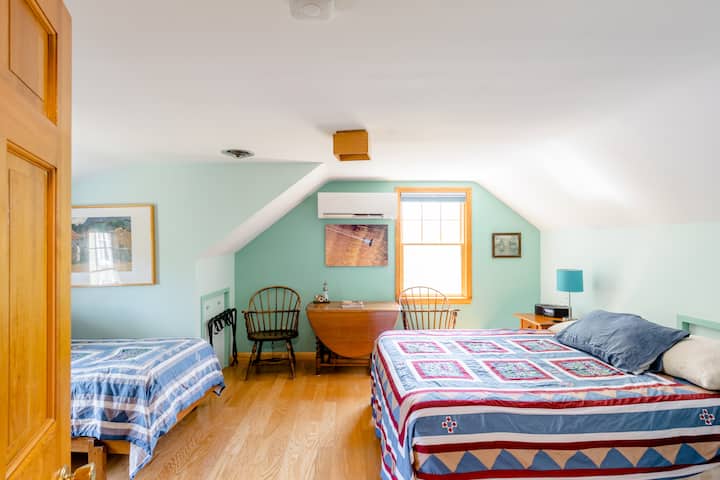 Ნაჩვენებია ორივე საწოლი საძინებელში და ინდივიდუალურად კონტროლირებადი AC/heatpump