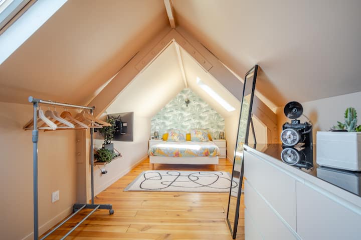 спална соба на горниот кат, не многу висок таван поради нејзиниот тавански задник доволно долг, за да може да се стави детско креветче.