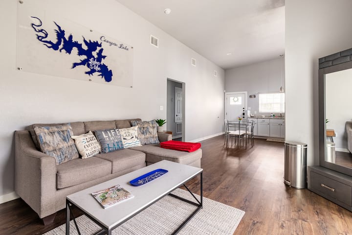 Lake Life - Cheerful 2 Bedroom Cottage, With View. - Canyon Lake, TX