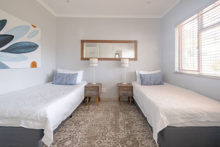 E dyta nga dy dhomat e gjumit që kanë mundësinë e një ambienti dopio ose dopio "king", të shfaqur me dy krevate dopio. Njofto pritësin para mbërritjes se cilën planimetri preferon.