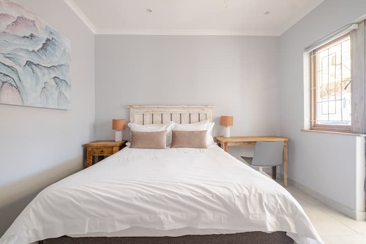 Kjo dhomë ndodhet në fund të korridorit dhe del në hapësirën e mbuluar të oborrit.