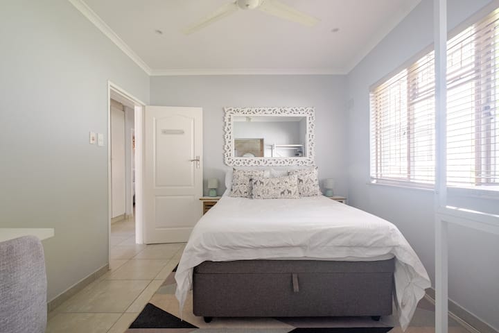 Dhoma jonë e dytë e gjumit ka një krevat dopio me hapësirë nën krevat dhe një banjë ngjitur me dush.