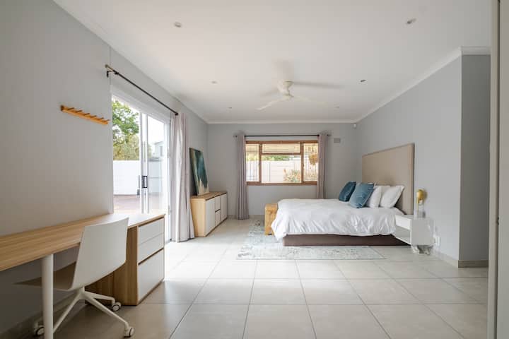 Dhoma e madhe kryesore e gjumit ndodhet në fund të korridorit dhe të çon në zonën e pishinës. Me një krevat dopio "king", tavolinë zyre, shumë dollapë dhe ambient të madh privat, kjo hapësirë është për t 'u shijuar!