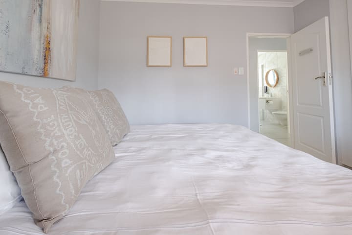 Një nga dy dhomat tona king/twin të disponueshme, kjo dhomë e gjerë me pamje nga kopshti i përparmë dhe qëndron pranë kuzhinës dhe zonës së ndenjjes. Njofto pritësin nëse preferon që kjo dhomë të sistemohet si dhomë dopio "king" ose me dy binjakë.