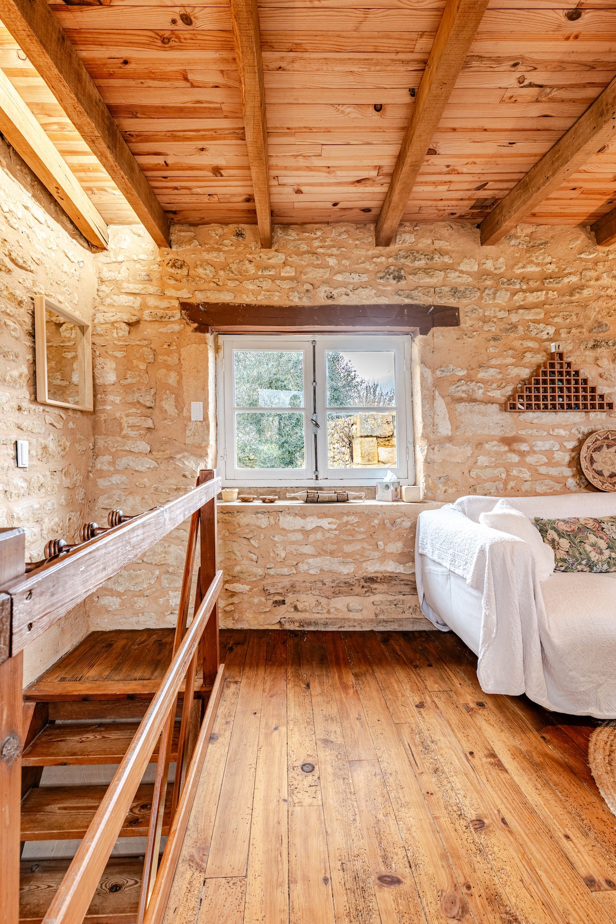 Successful Airbnb property: Semi-cave cottage with outdoor spa in Les Eyzies