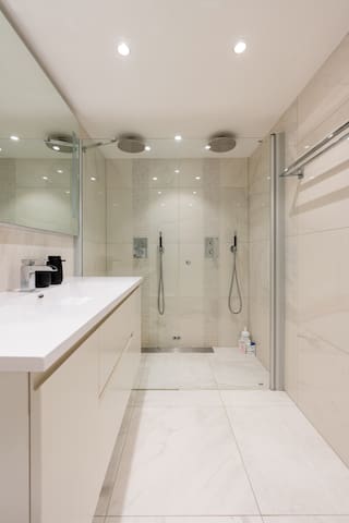 Eksklusiv stor familieleilighet på Aker Brygge gallery image 5