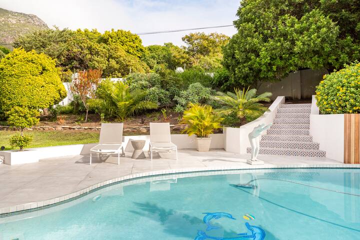 Modern House Set Within Beautiful Gardens gallery image 2