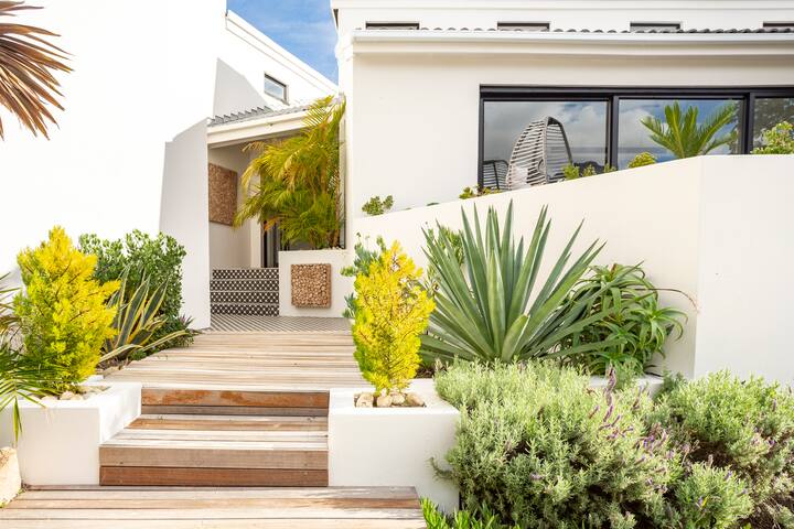 Modern House Set Within Beautiful Gardens gallery image 3