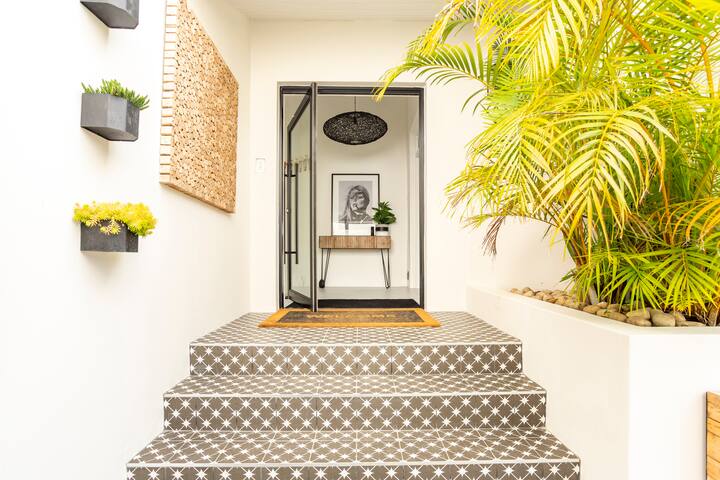 Modern House Set Within Beautiful Gardens gallery image 4