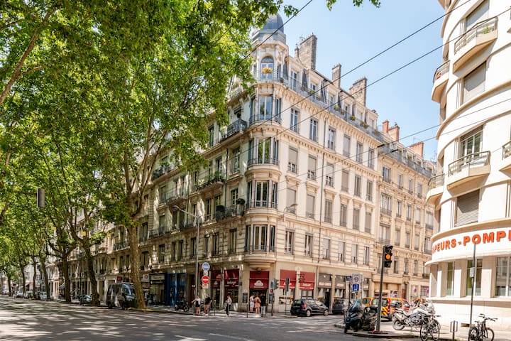 Haussmanien 105M2 (1130 sq ft) La Belle Époque A/C