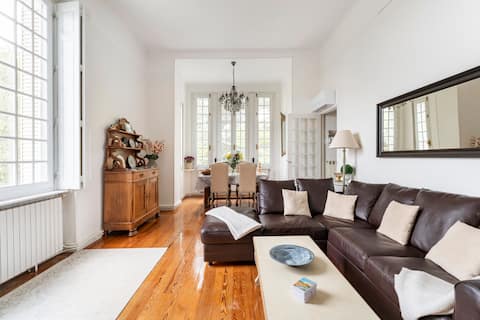 Popular Airbnb listing: Charming apartment in a castle with exceptional views of Avignon. in Villeneuve Lès Avignon