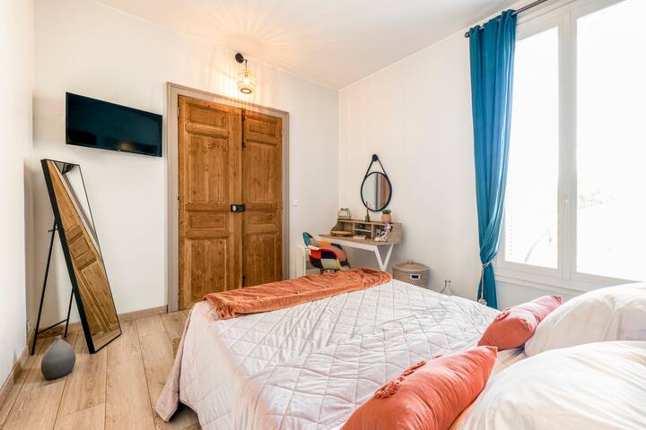 ห้องนอน 1: ห้องสวีทพร้อมเครื่องปรับอากาศ
