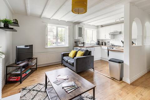 Charming 2-Bed Apartment in Beaconsfield Old Town