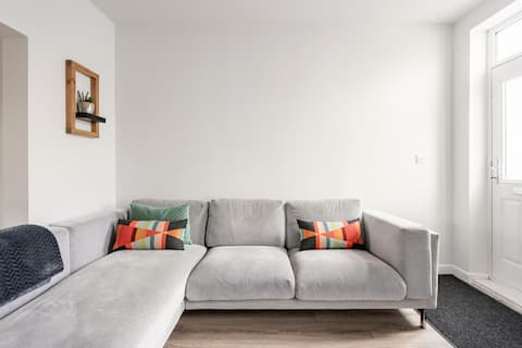 Cheerful 2- Bedroomed Home in Chesterfield.