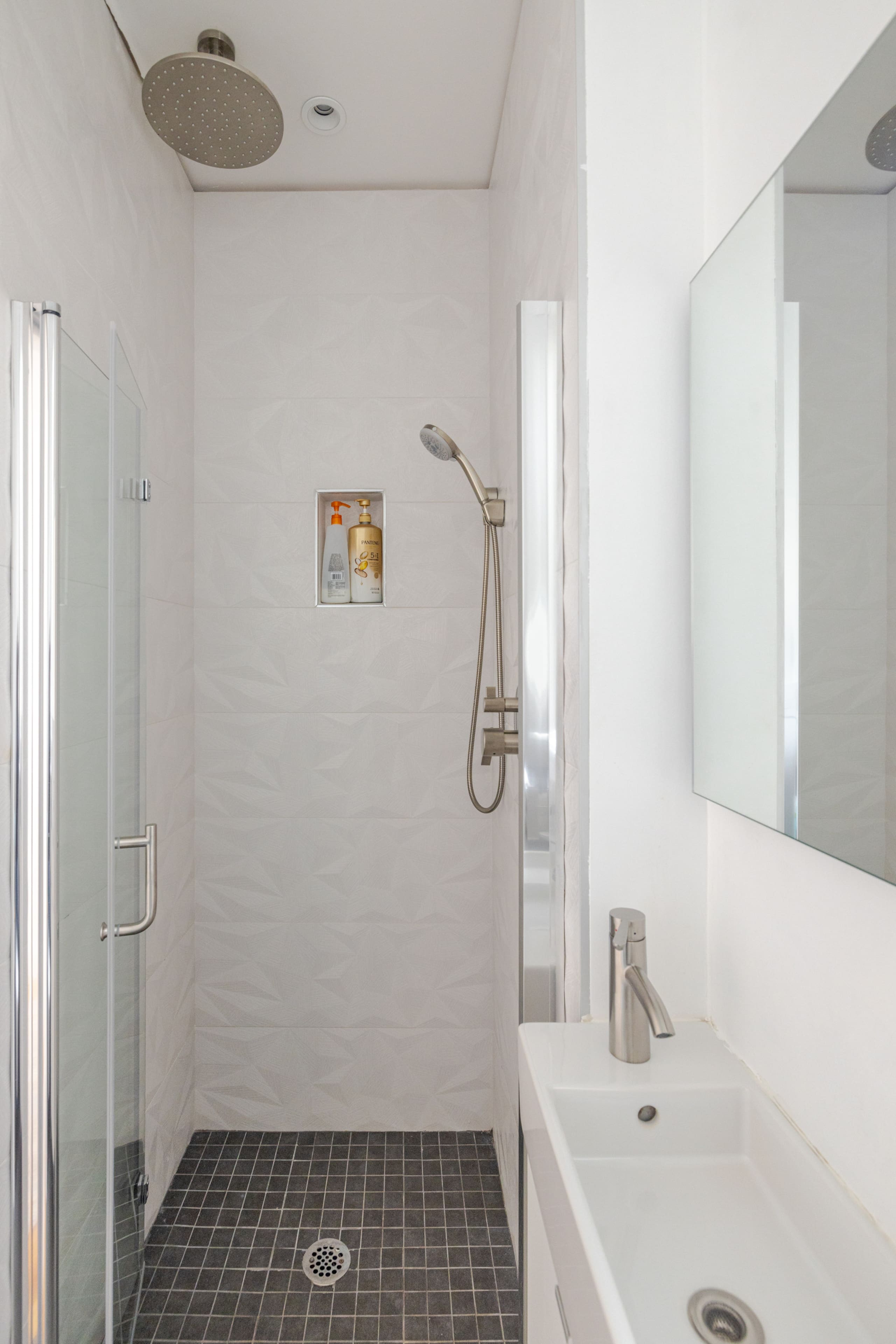 Home in San Francisco · ★4.97 · 5 bedrooms · 8 beds · 2 baths - Image 47
