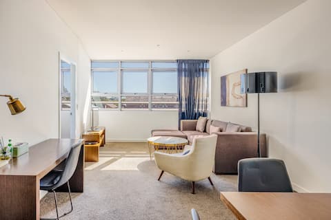 Top performing Airbnb: Entire Modern Apartment Chatswood w/ free parking in Chatswood