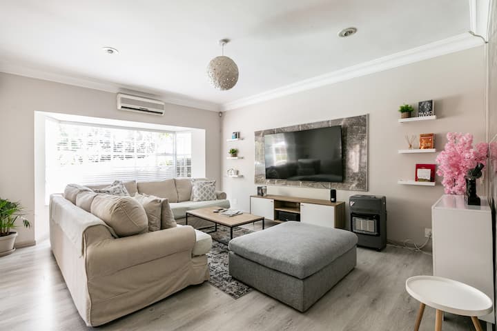 Luxurious 5 Bedroom Bryanston Getaway - Midrand