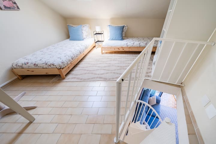 O quarto tem ar condicionado (instalado depois das fotos serem tiradas)