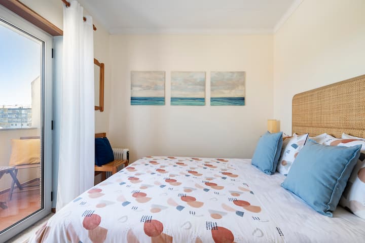 O quarto tem ar condicionado (instalado depois das fotos serem tiradas)