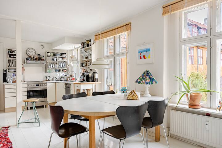 2-floors overlooking Marble Church gallery image 3