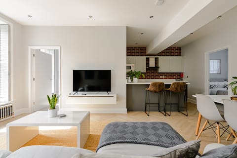 Central Abergavenny renovated property - sleeps 10