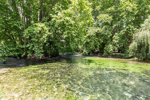 Charming villa, waterfront and jacuzzi.