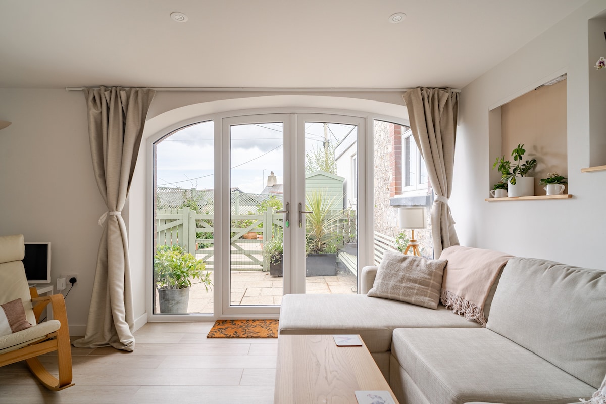 Popular Airbnb listing: Charming 2 bed self-contained cottage with Patio in East Devon