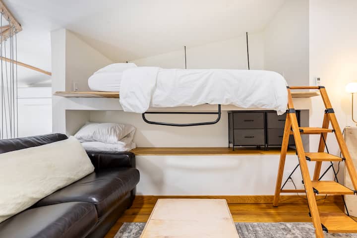 Vlastná manželská posteľ s luxusnou posteľnou bielizňou a perovou prikrývkou 