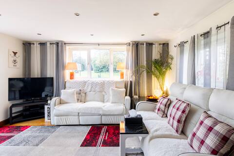 Country Holiday Cottage with private dock.
