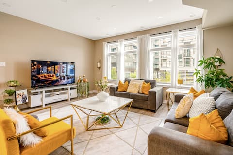 Luxurious Lake View Suite, Steps From The Beach