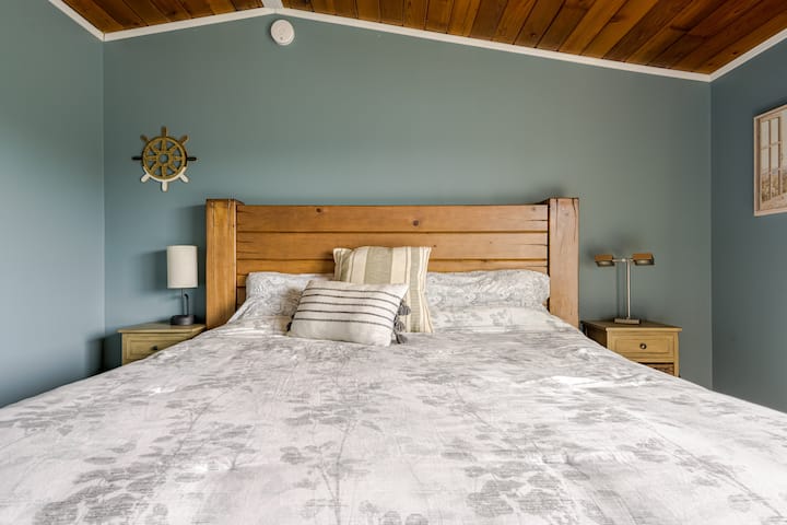Island Bay Waterfront - Relaxing Balcony Room - Clayton, NY