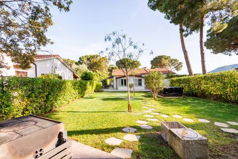 House surrounded by greenery just a stone's throw from the beach