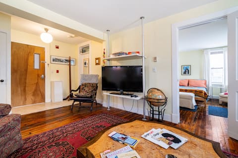 Top performing Airbnb: Funky Uptown Apt meets Downtown - Hist District in Annapolis