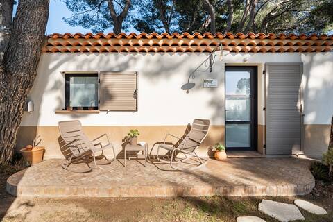 Tiny House up to 4p with pool near Marseille