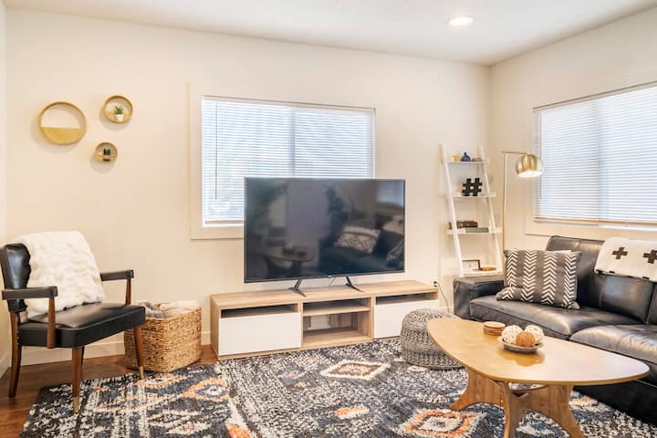 Pet-friendly 4br + Yard + Office | Monthly Stay - Portland, OR