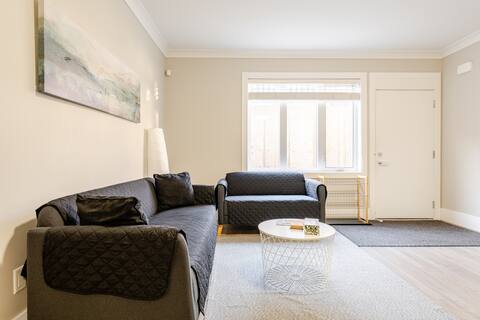 * Cosy Large 2-Bed Apt, White Rock, Free Parking *