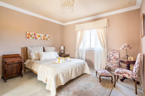 Close to the sea, golf. Bathroom and living room. Comfort.