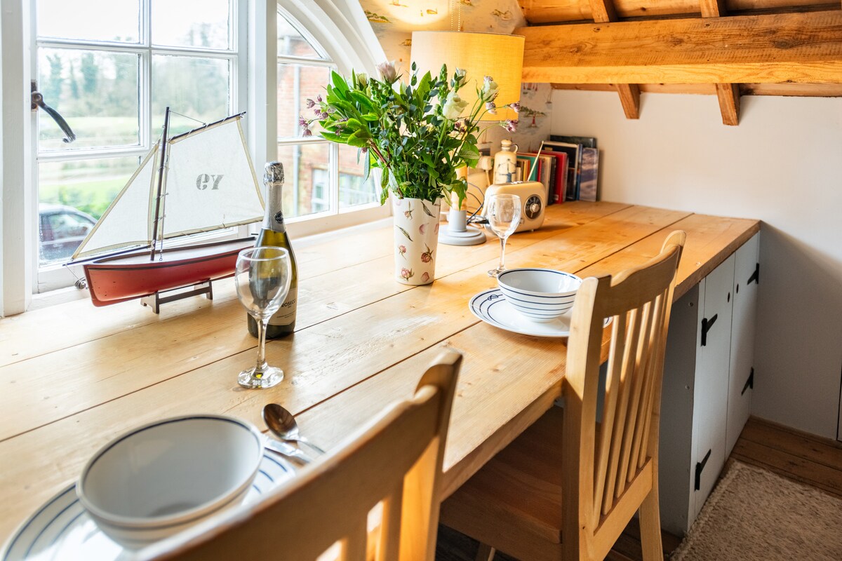 Charming boathouse, Norfolk Broads - Chalets for Rent in Norwich ...