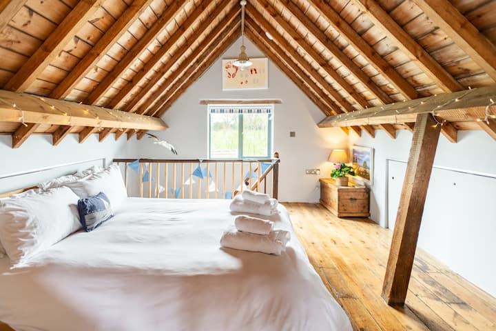 Charming boathouse, Norfolk Broads - Chalets for Rent in Norwich ...