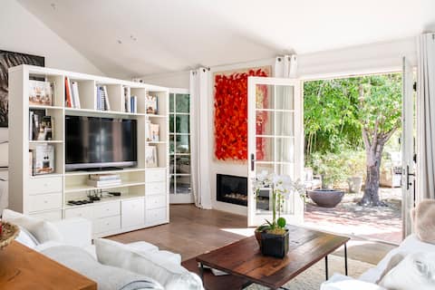Designer Cottage | Garden Oasis | Walk to Plaza