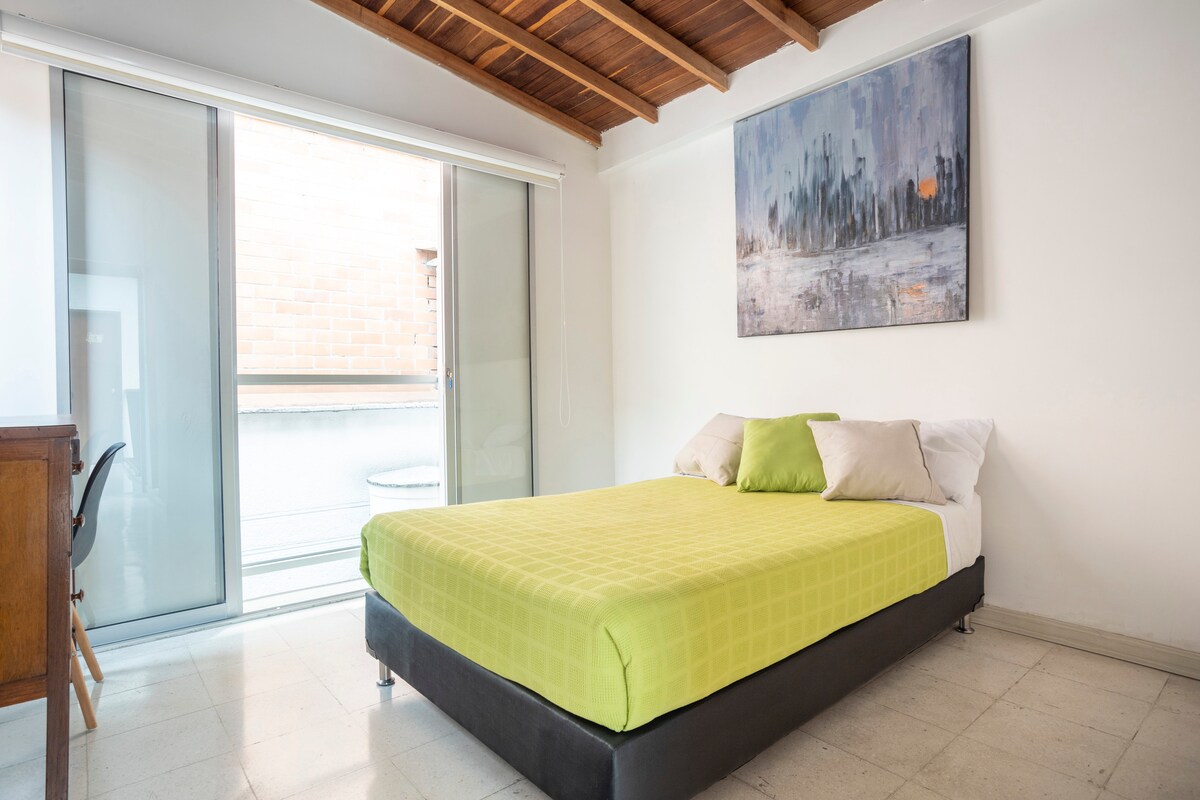 Eneo hilo ni rahisi sana kupata, kitongoji ni salama sana na kina maeneo mengi ya kwenda. Chumba ni kizuri sana, ni safi sana, kitanda ni bora kwa watu wawili. Maoni ya Mayra, noviembres de 2023