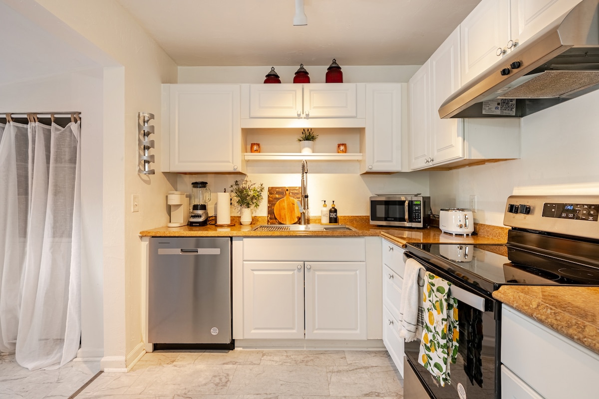 Full kitchen image 2