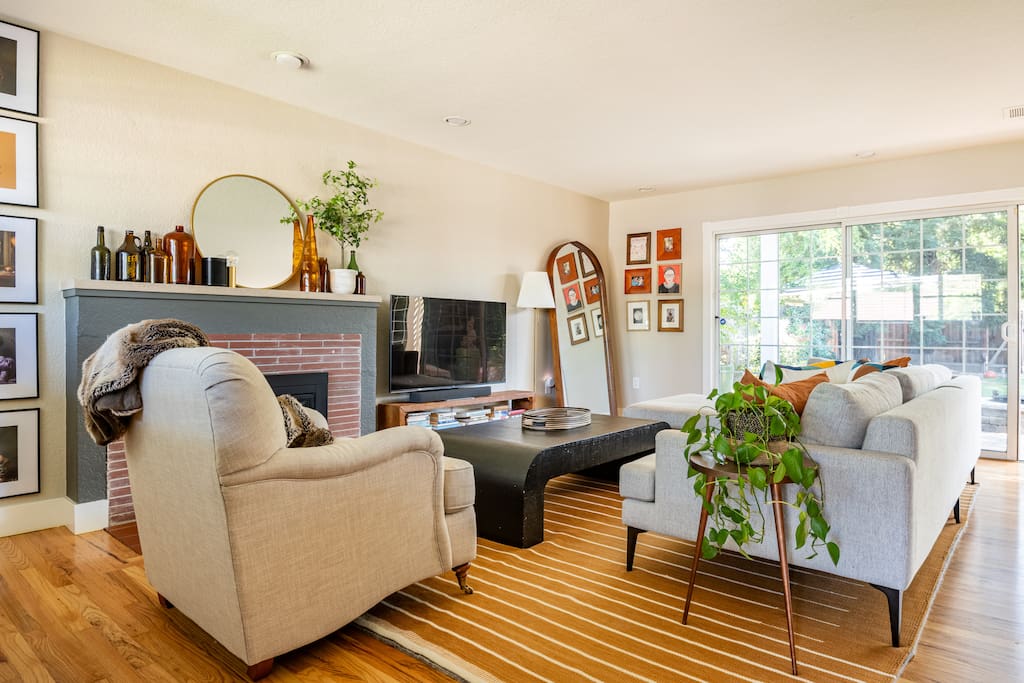 Valley oasis w/hot tub, fire pit, near freeway