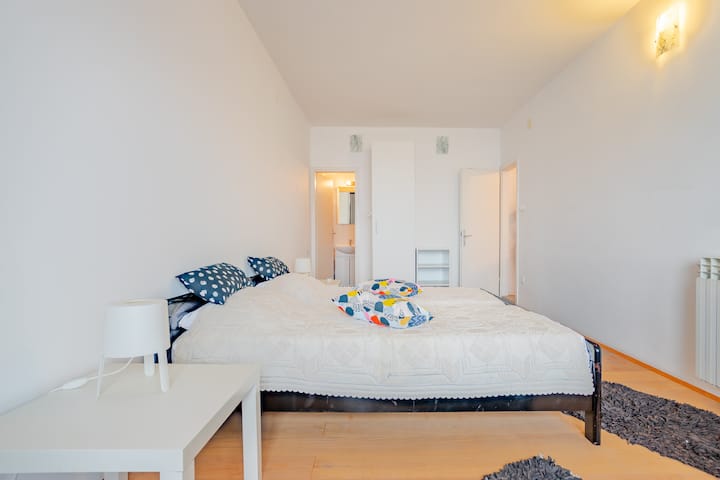 双床房，也可以直接进入露台和「套房」。