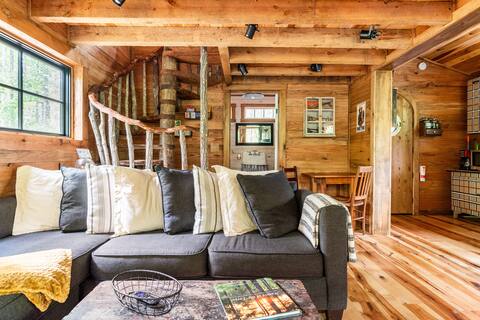 FoResTree House- Peaceful Luxury Treehouse Hot tub